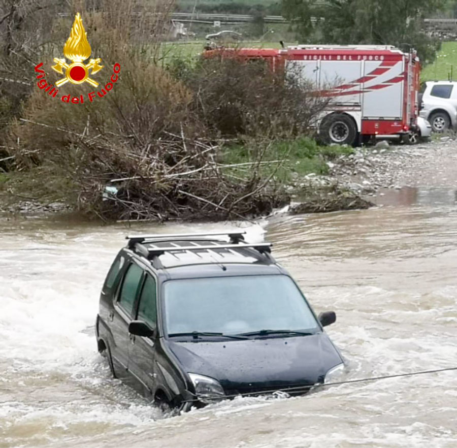 Padre e figlio intrappolati nell’auto mentre guadano il rio Quirra: salvati dai Vigili del Fuoco