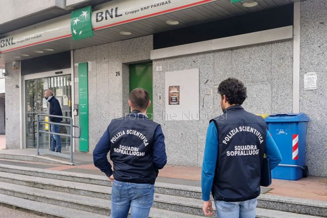 Il sopralluogo della Polizia scientifica alla BNL (foto S.Meloni)