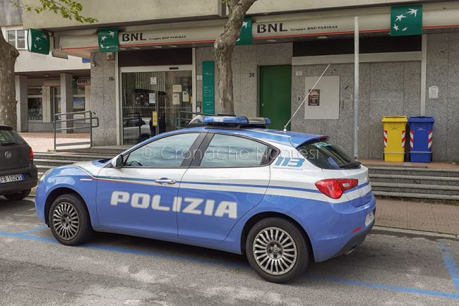 La Polizia davanti alla BNL di Nuoro (foto F.Nieddu)