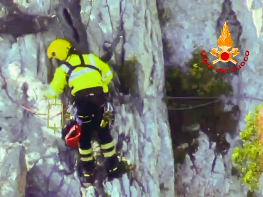 Due climbers francesi in difficoltà sul sentiero “Selvaggio blu” recuperati dai Vigili del fuoco – VIDEO