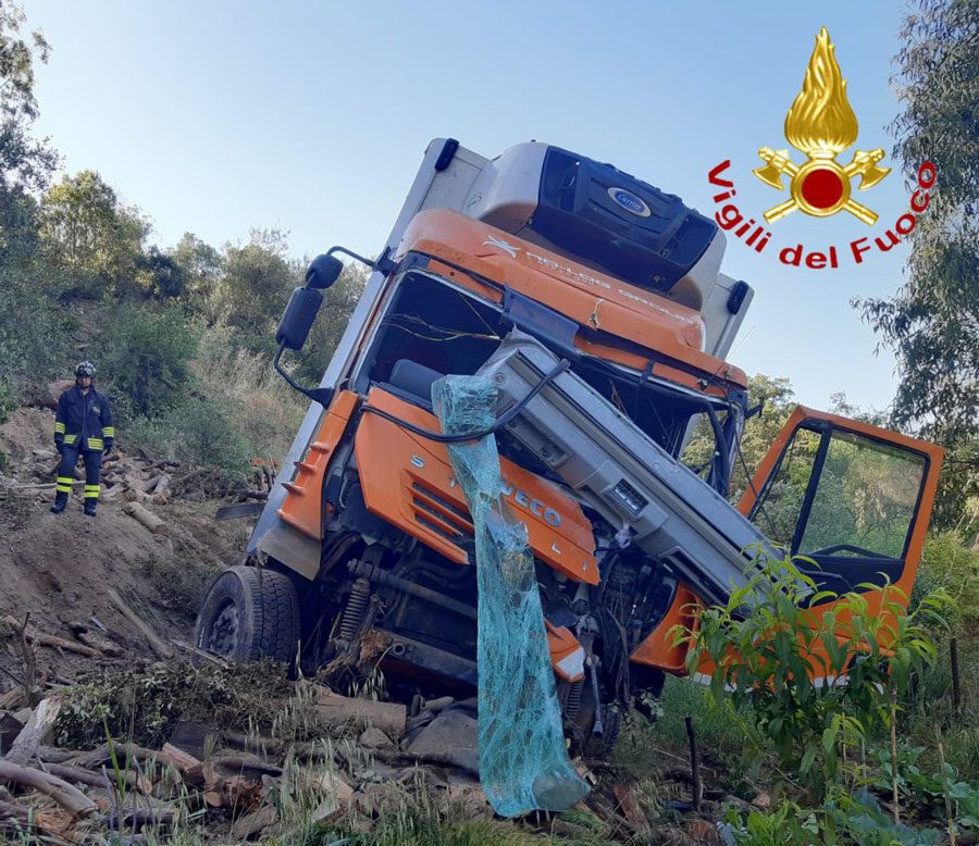 Camion precipita in una scarpata: conducente ferito in ospedale