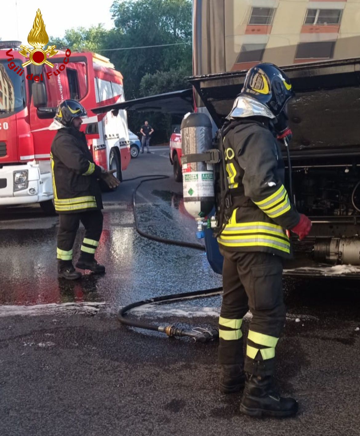 Nuoro. Paura nel pomeriggio in piazza Veneto: a fuoco autobus ARST