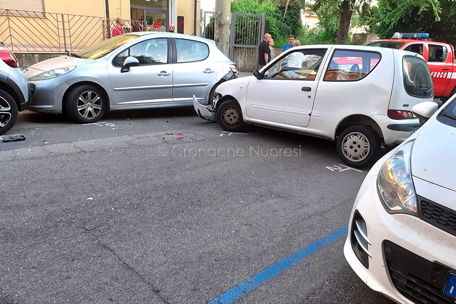 Inala gas esilarante mentre guida: fermato sull'autostrada