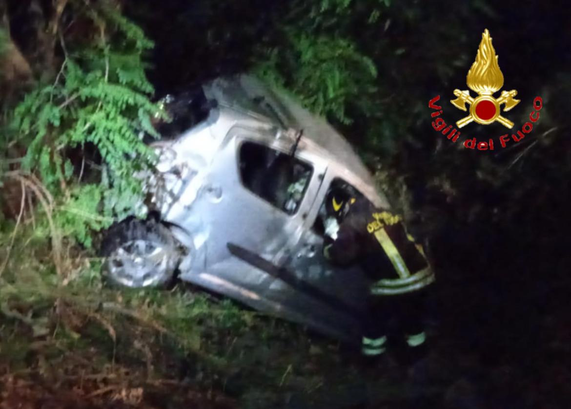 Nuoro. Perdono il controllo dell’auto e precipitano in una scarpata: feriti tre giovanissimi