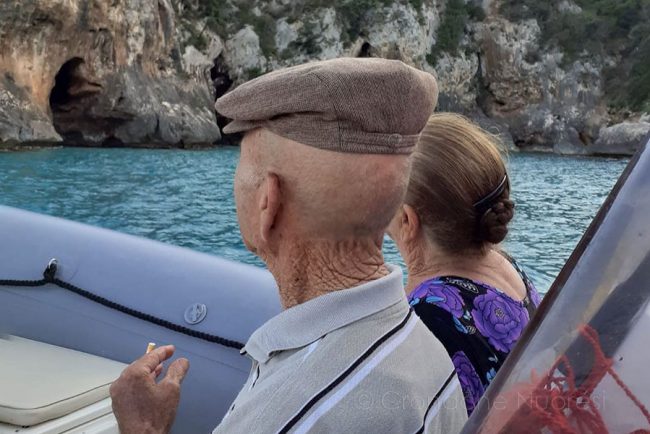 Antonietta Cambone e Giuseppe Chessa durante la gita in gommone