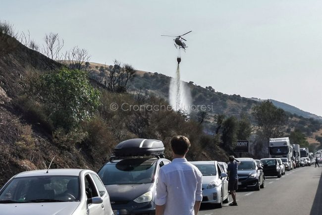 Incendio a Su Berrinau sulla Statale 131 (foto S.Novellu)