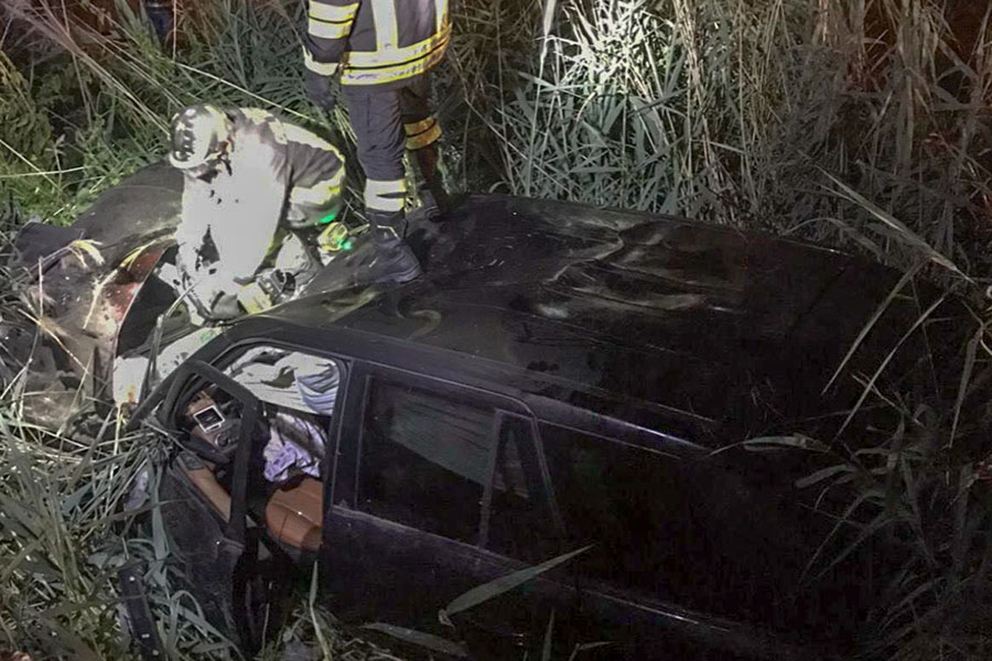 Posada. Con la Range Rover contro un palo telefonico e poi in un canale irriguo: due feriti