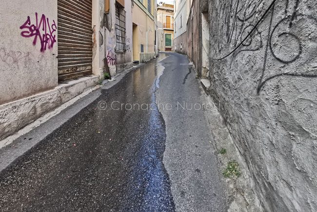 Nuoro perdita d'acqua in via Macchiavelli (foto S.Novellu)