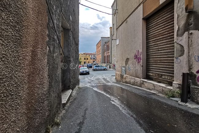 Nuoro perdita d'acqua in via Macchiavelli (foto S.Novellu)