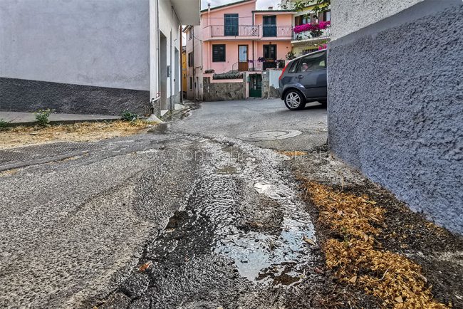 Nuoro perdita d'acqua in via Macchiavelli (foto S.Novellu)