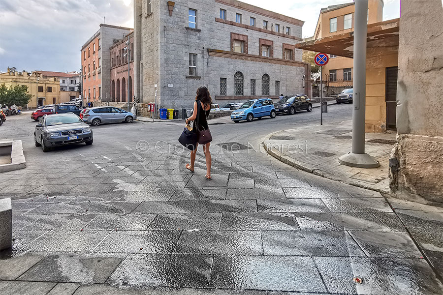 Continua la saga della rete idrica colabrodo: da oltre una settimana una perdita d’acqua in via Ferracciu