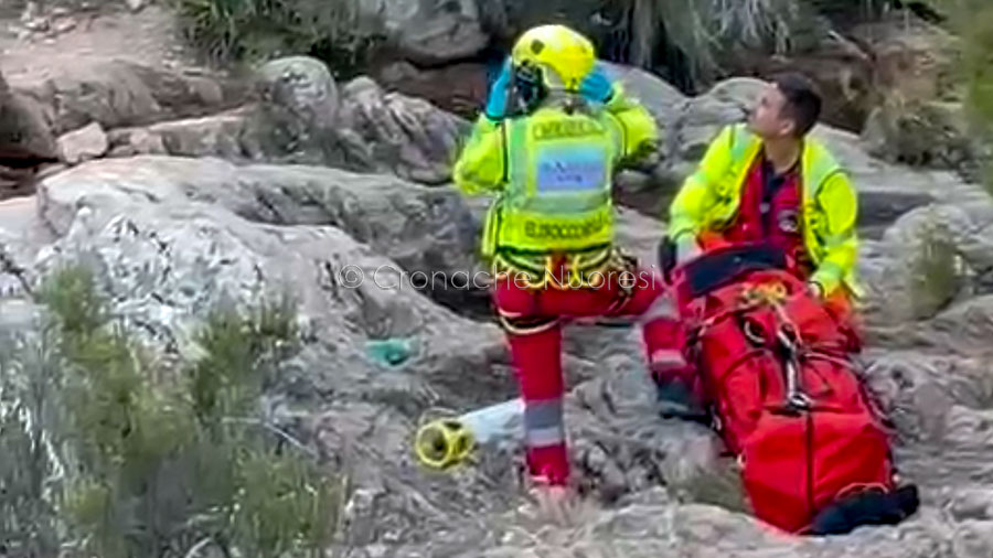 San Teodoro. 58enne precipita rovinosamente da una roccia alta 5 metri: è grave – VIDEO