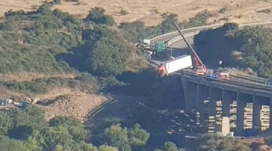 Scontro tra TIR sulla Statale 131: traffico bloccato all’altezza di Macomer