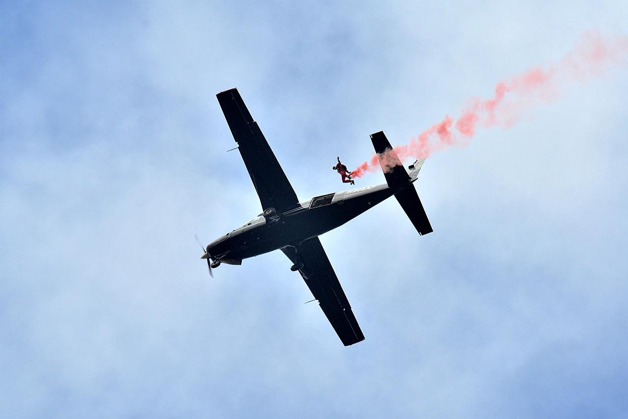 Sportello di un aereo precipita su un centro turistico tra Arbatax e Porto Frailis