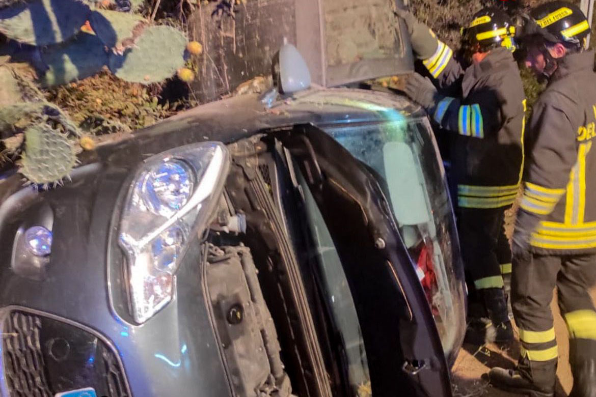 Perde il controllo dell’auto e esce fuoristrada: ferito un 81enne