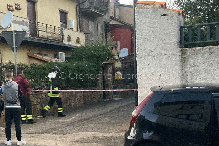 Tonara. Auto urta la condotta di via Gramsci provocando una grossa fuga di gas: evacuati i residenti