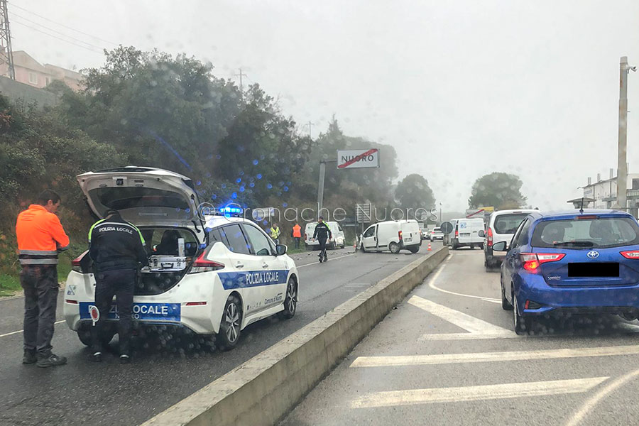 Nuoro. Traffico bloccato in entrata in città per lo scontro tra un’auto e un furgone – VIDEO