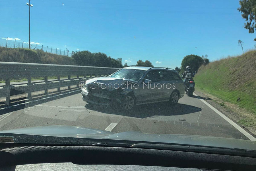 Perdono il controllo dell’auto e si schiantano sul guard rail: paura per tre giovani sulla 131 DCN