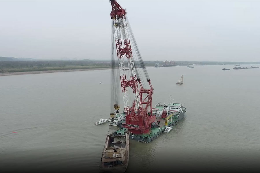 Cina. Wuhan: sollevata la nave naufragata nello Yangtze – VIDEO