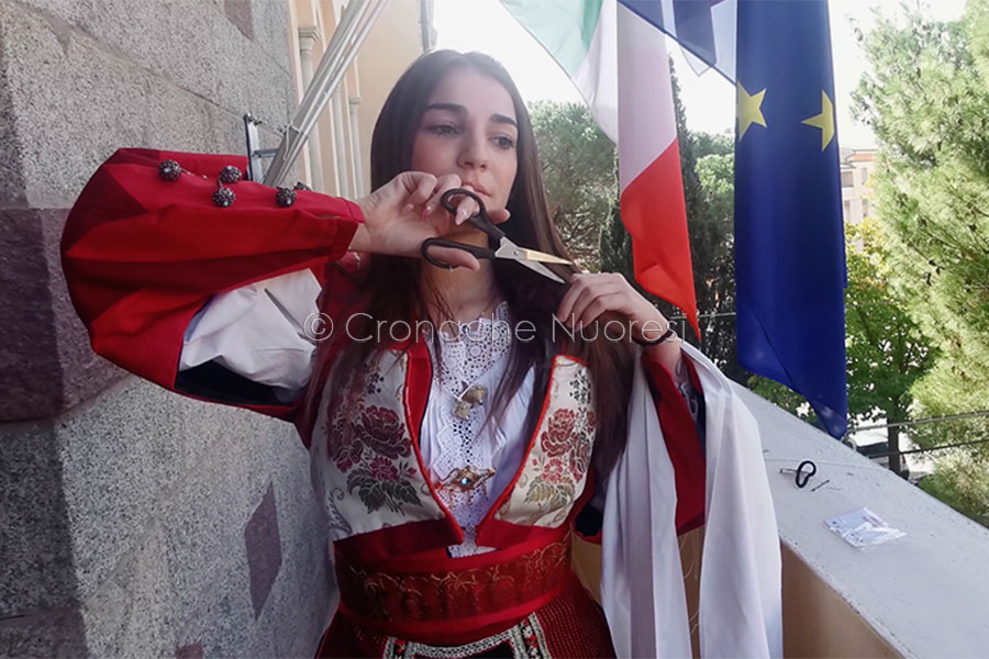 Nuoro. Flash mob degli studenti dell’Asproni in solidarietà alle donne iraniane – VIDEO