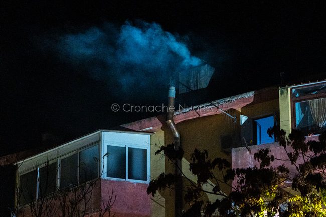 Principio di incendio in via Tridentina (foto S.Novellu)