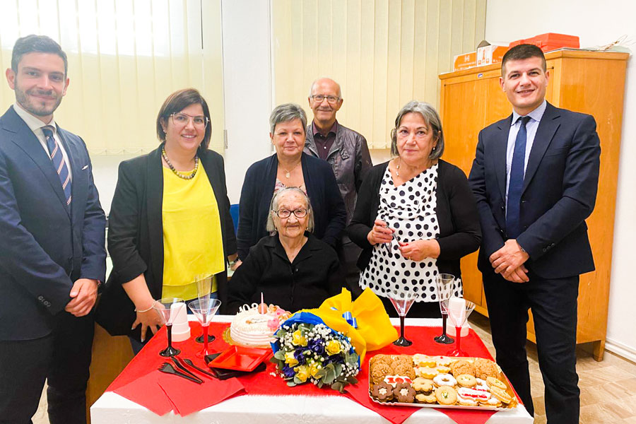 Nuoro. Zia Battistina 103 anni omaggiata da Poste Italiane