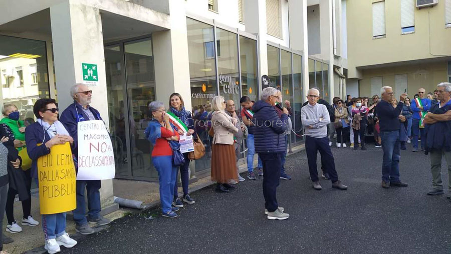 A Macomer si manifesta per una Sanità migliore e per dire no al declassamento del reparto Dialisi