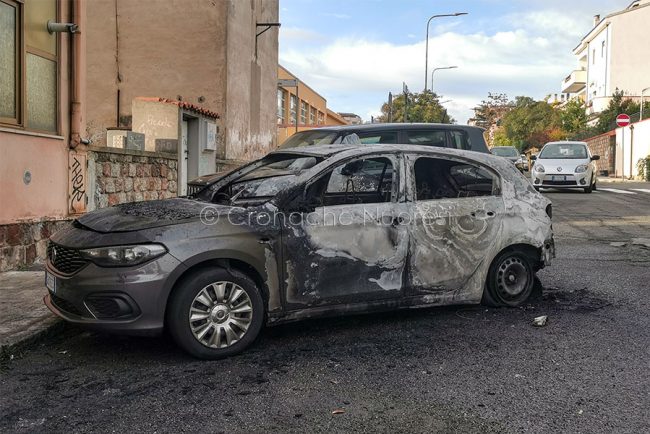 L'auto distrutta dalle fiamme in via Lombardia