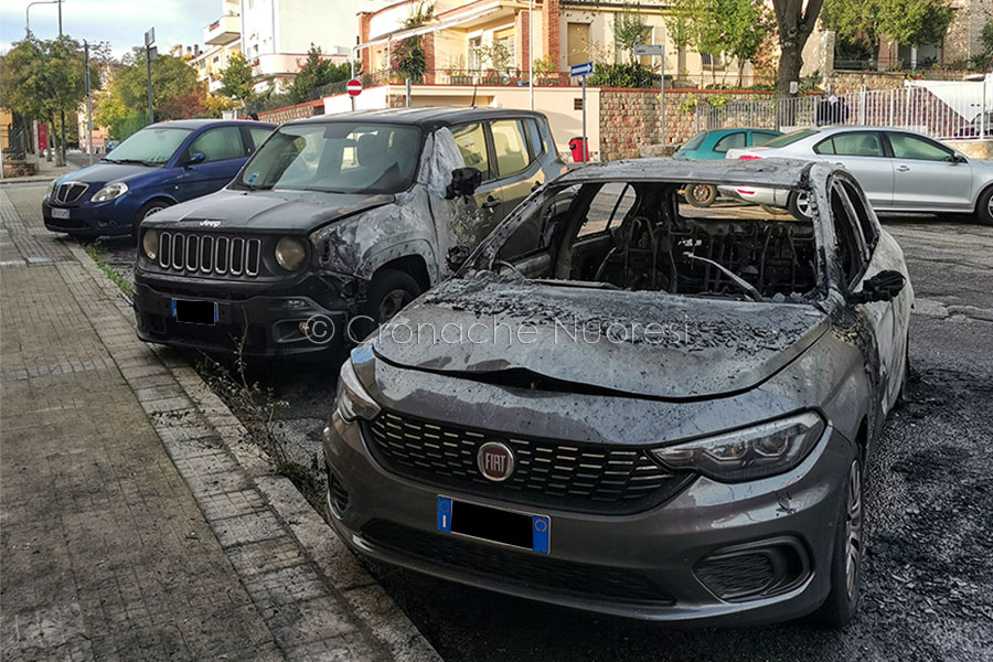 Nuoro. Auto in fiamme nella notte: danni anche a una Jeep in sosta accanto a essa