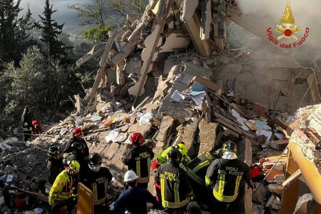 Soccorritori nella casa crollata a Tiana