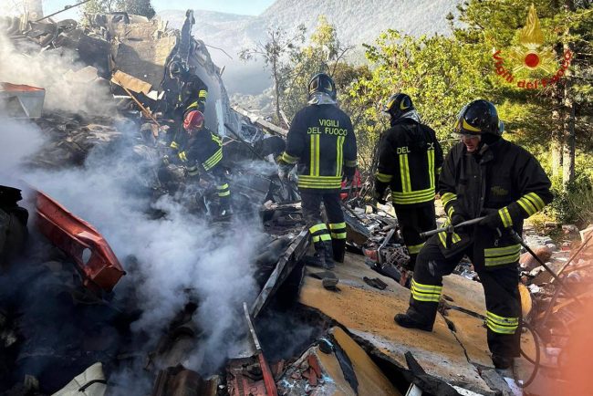 Soccorritori nella casa crollata a Tiana