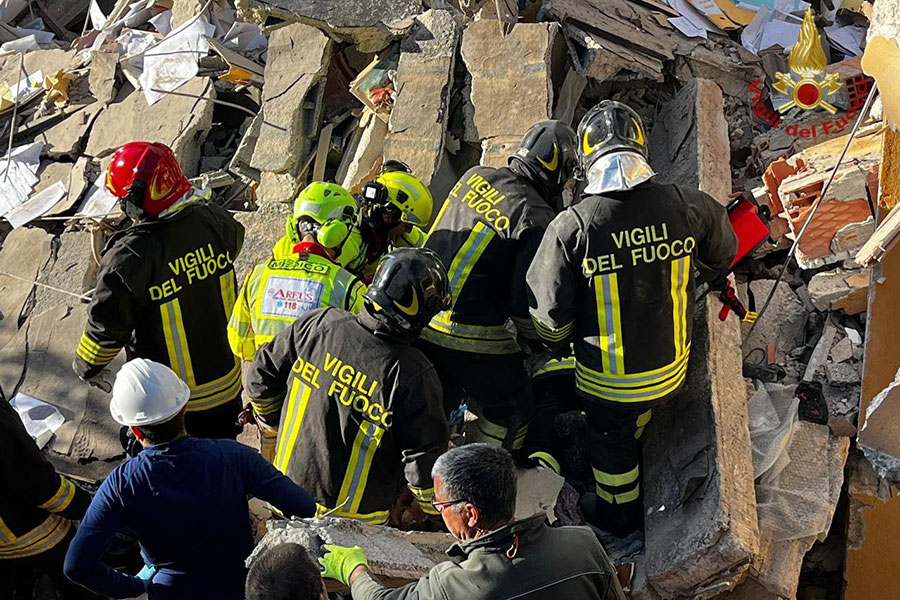 Esplosione a Tiana: crolla una casa, diverse persone sotto le macerie