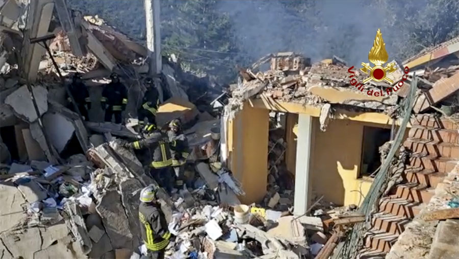 Villetta crollata a Tiana. Due anziani estratti vivi: ancora dispersa una coppia – VIDEO