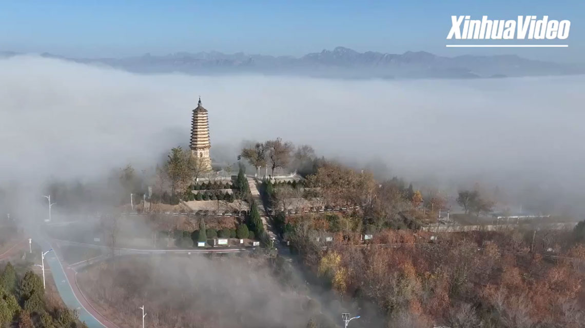 La Cina dall’alto, un mare di nubi sopra la Torre Jingke – VIDEO