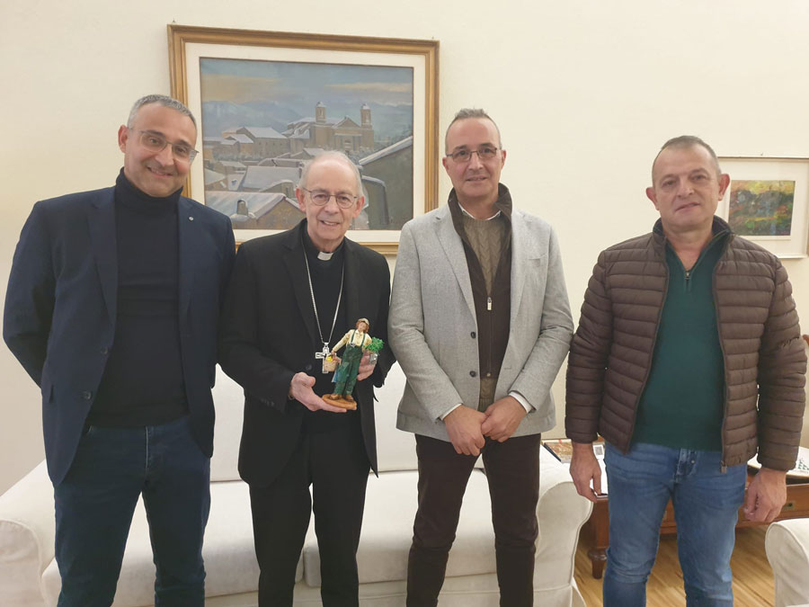 Confartigianato e Coldiretti consegnano la statuina “green” al vescovo di Nuoro