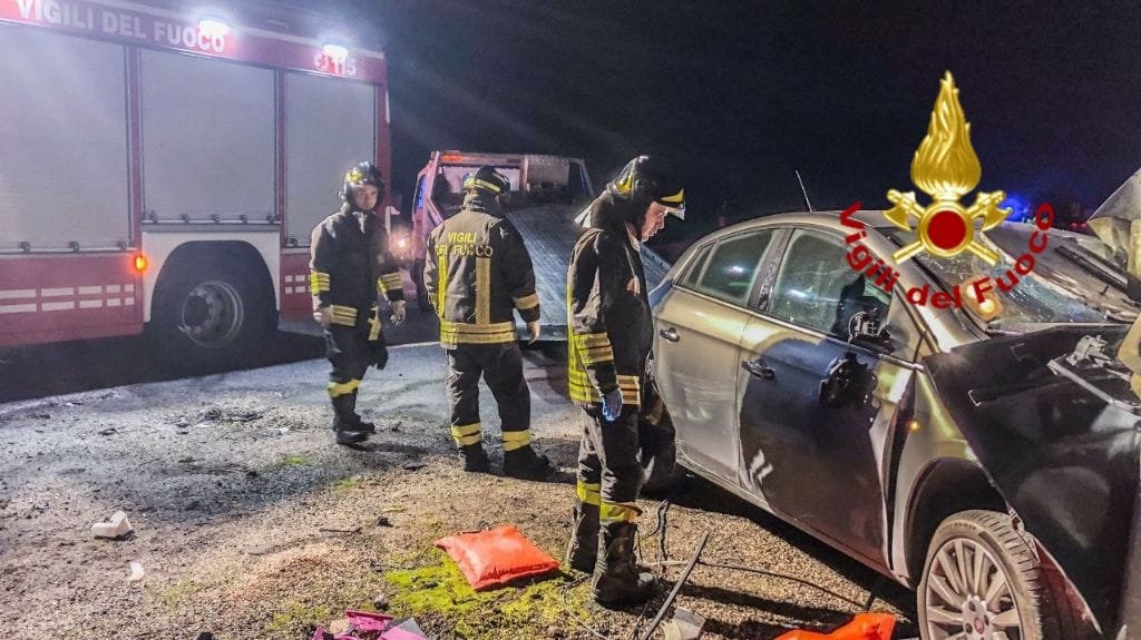 Perde il controllo dell’auto che si incastra nel guard rail: tragedia sfiorata, illeso il conducente