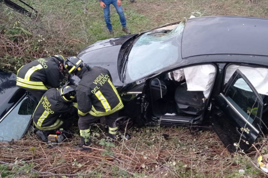 Perde il controllo dell’auto e finisce fuori strada ribaltandosi: ferita una donna di Nuoro