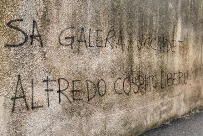 Nuoro. Scritte per la liberazione di Alfredo Cospito (foto S.Novellu)