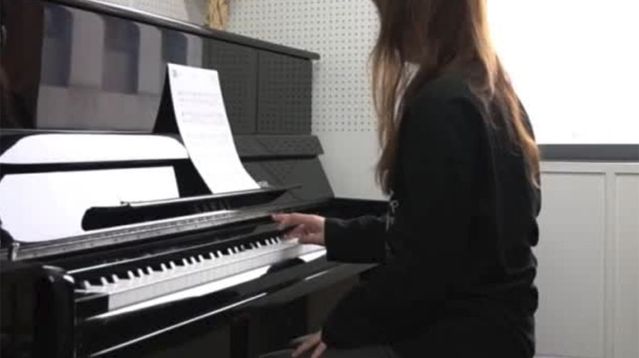 Ragazza imita strumento tradizionale cinese con il pianoforte – VIDEO