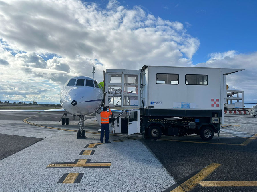 Volo nella notte da Cagliari a Bologna per salvare la vita a un bimbo di 9 nove anni