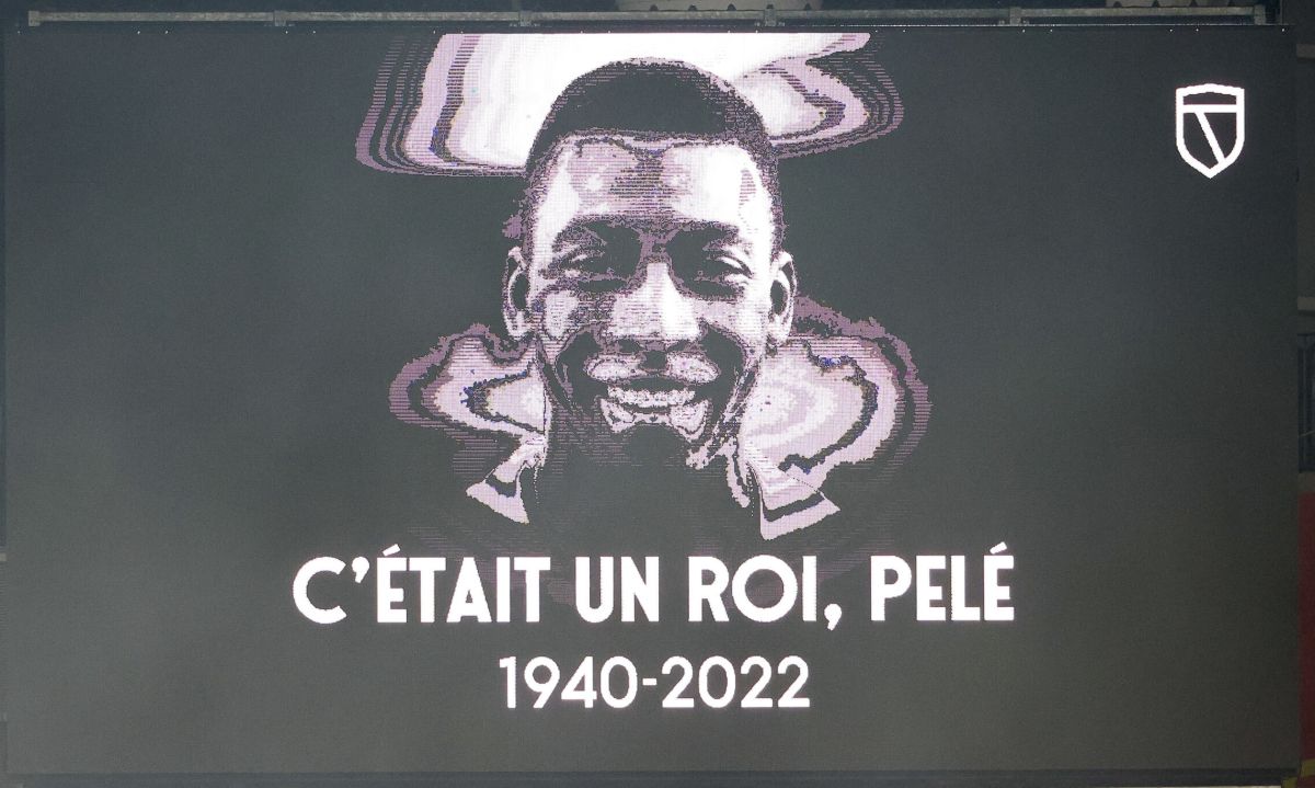 Corteo funebre per le vie di Santos, ultimo saluto a Pelè