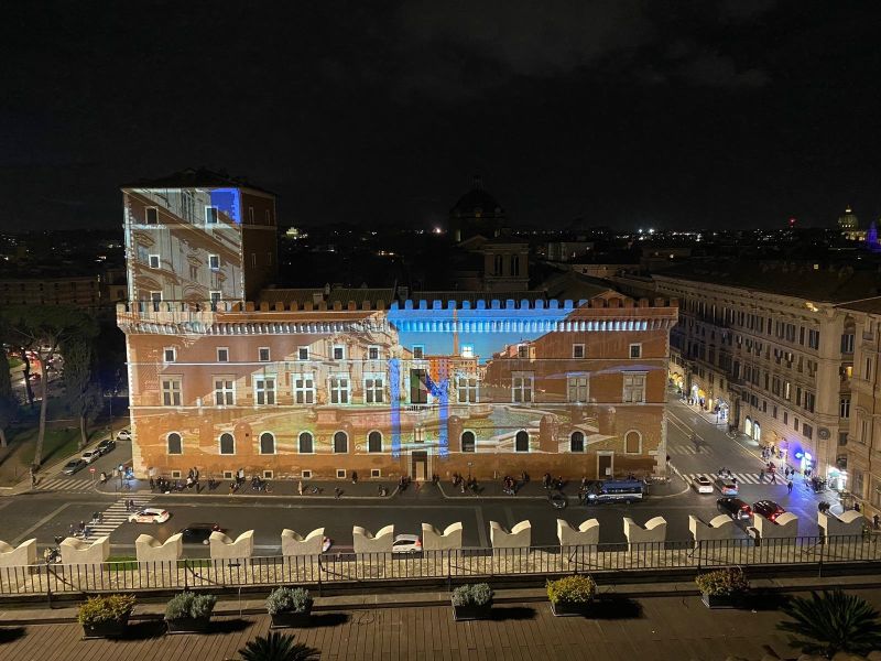 Palazzo Venezia si illumina con le foto di “Roma silenziosa bellezza”