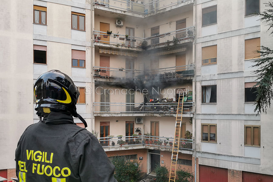 Nuoro. Tragedia di via Catte: indagini della Polizia sulle cause del rogo e sigilli a tre appartamenti