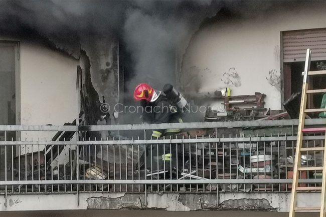 I Vigili del fuoco sul luogo dell'incendio (foto S.Novellu)