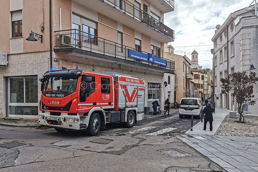 Inala gas esilarante mentre guida: fermato sull'autostrada