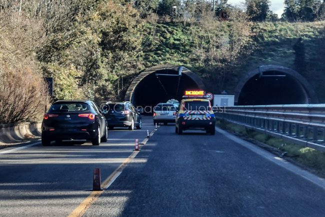 Nuoro. Perde Il Controllo Dell'auto E Si Schianta All'uscita Della ...