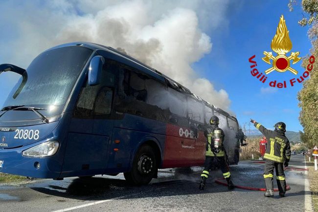 Il pullman ARST in fiamme