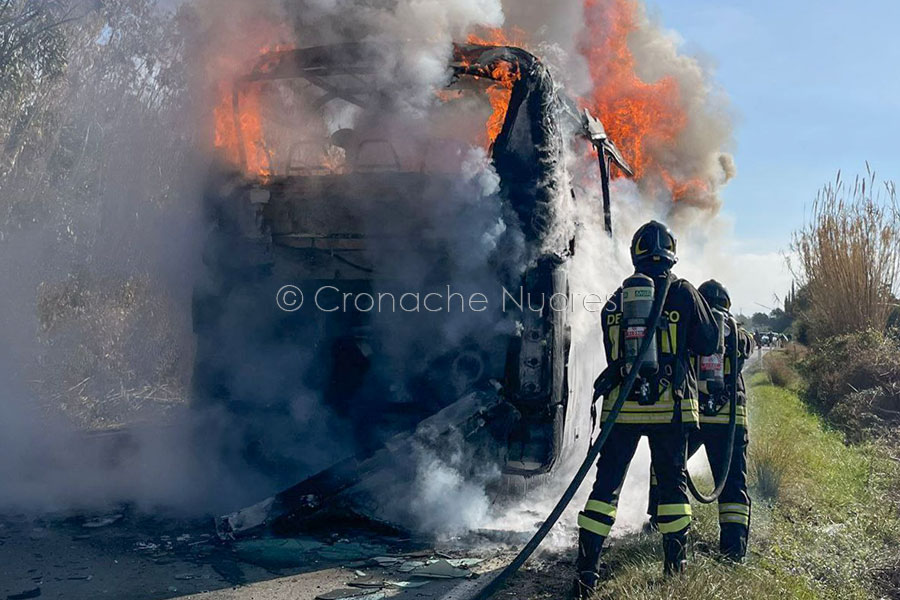 Pullman ARST a fuoco durante il servizio: illesi conducente e passeggeri – VIDEO