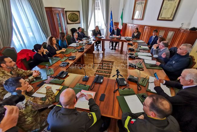 Il vertice in Prefettura sull'emergenza cavallette (foto S.Novellu)