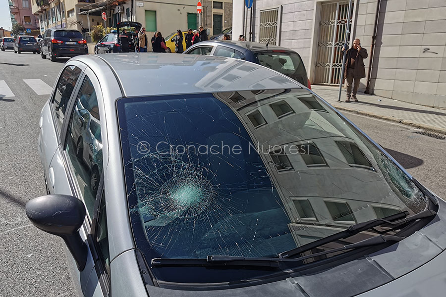 Tragedia sfiorata a Nuoro: due liceali travolte mentre attraversano sulle strisce – VIDEO